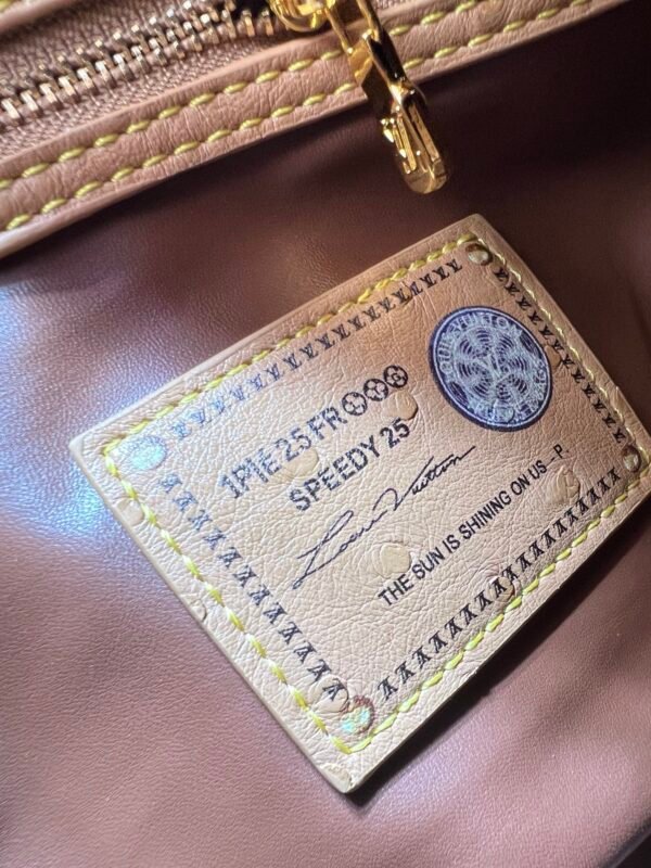 This Speedy Bandoulière 25 Monogram Leather handbag is made of soft ostrich leather, measuring 25 x 15 x 15 centimeters (length x height x width).