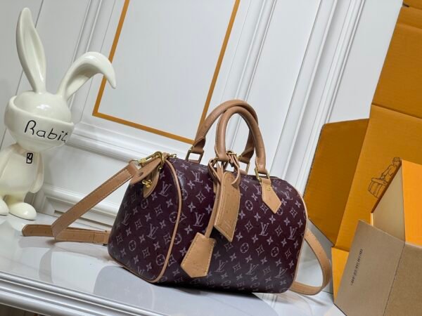 This Speedy Bandoulière 25 Monogram Leather handbag is made of soft ostrich leather, measuring 25 x 15 x 15 centimeters (length x height x width).