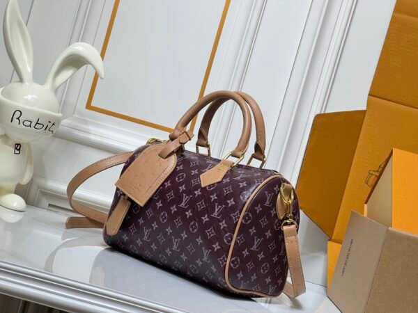 This Speedy Bandoulière 25 Monogram Leather handbag is made of soft ostrich leather, measuring 25 x 15 x 15 centimeters (length x height x width).