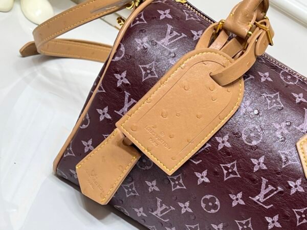 This Speedy Bandoulière 25 Monogram Leather handbag is made of soft ostrich leather, measuring 25 x 15 x 15 centimeters (length x height x width).