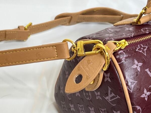 This Speedy Bandoulière 25 Monogram Leather handbag is made of soft ostrich leather, measuring 25 x 15 x 15 centimeters (length x height x width).