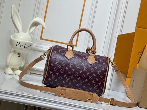 This Speedy Bandoulière 25 Monogram Leather handbag is made of soft ostrich leather, measuring 25 x 15 x 15 centimeters (length x height x width).