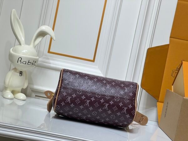 This Speedy Bandoulière 25 Monogram Leather handbag is made of soft ostrich leather, measuring 25 x 15 x 15 centimeters (length x height x width).