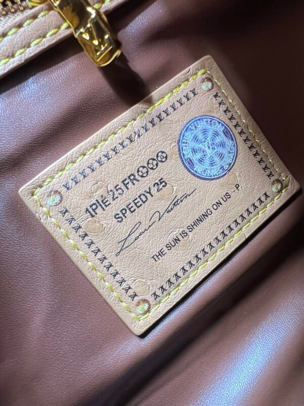 This Speedy Bandoulière 25 Monogram Leather handbag is made of soft ostrich leather, measuring 25 x 15 x 15 centimeters (length x height x width).