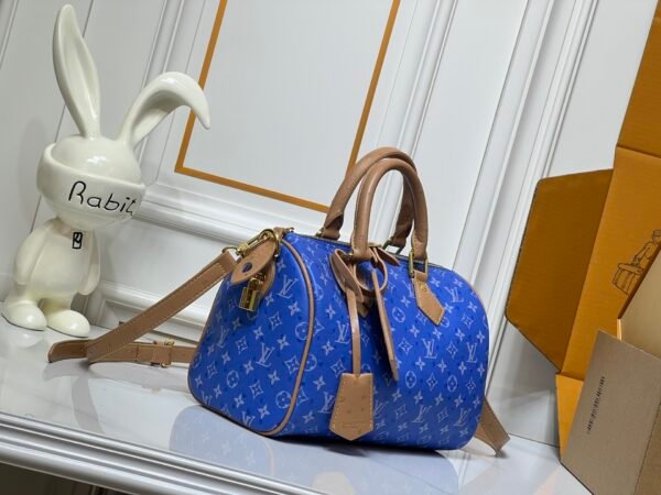 This Speedy Bandoulière 25 Monogram Leather handbag is made of soft ostrich leather, measuring 25 x 15 x 15 centimeters (length x height x width).