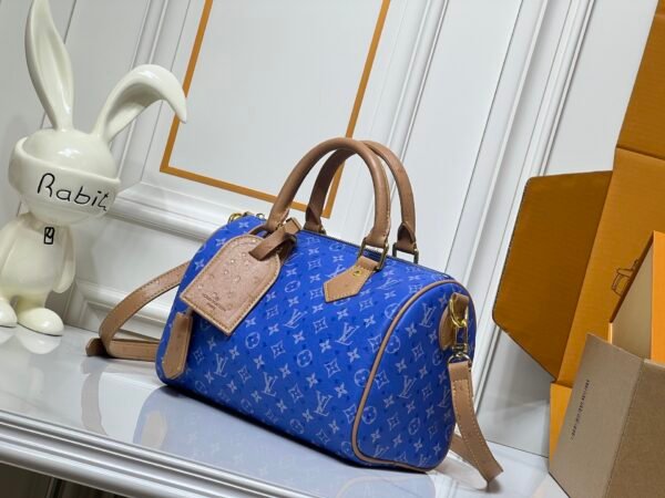 This Speedy Bandoulière 25 Monogram Leather handbag is made of soft ostrich leather, measuring 25 x 15 x 15 centimeters (length x height x width).