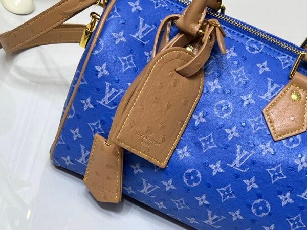 This Speedy Bandoulière 25 Monogram Leather handbag is made of soft ostrich leather, measuring 25 x 15 x 15 centimeters (length x height x width).