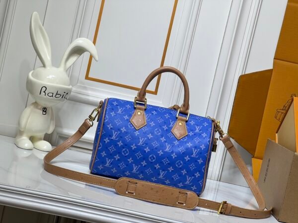 This Speedy Bandoulière 25 Monogram Leather handbag is made of soft ostrich leather, measuring 25 x 15 x 15 centimeters (length x height x width).