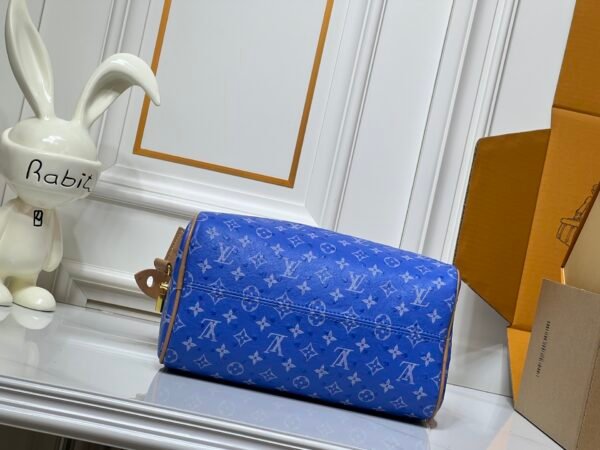 This Speedy Bandoulière 25 Monogram Leather handbag is made of soft ostrich leather, measuring 25 x 15 x 15 centimeters (length x height x width).