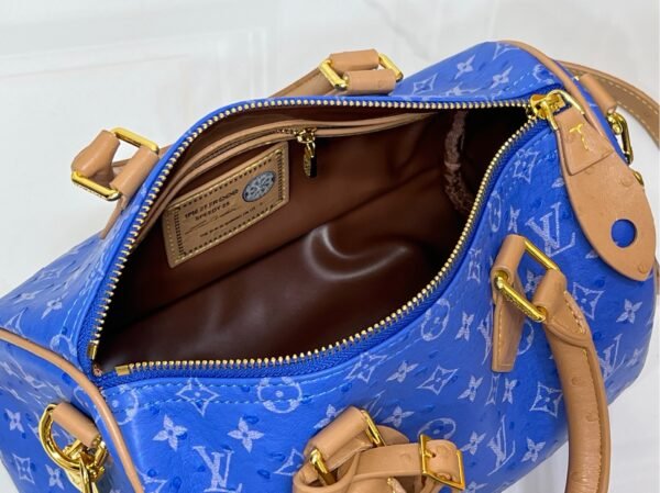 This Speedy Bandoulière 25 Monogram Leather handbag is made of soft ostrich leather, measuring 25 x 15 x 15 centimeters (length x height x width).