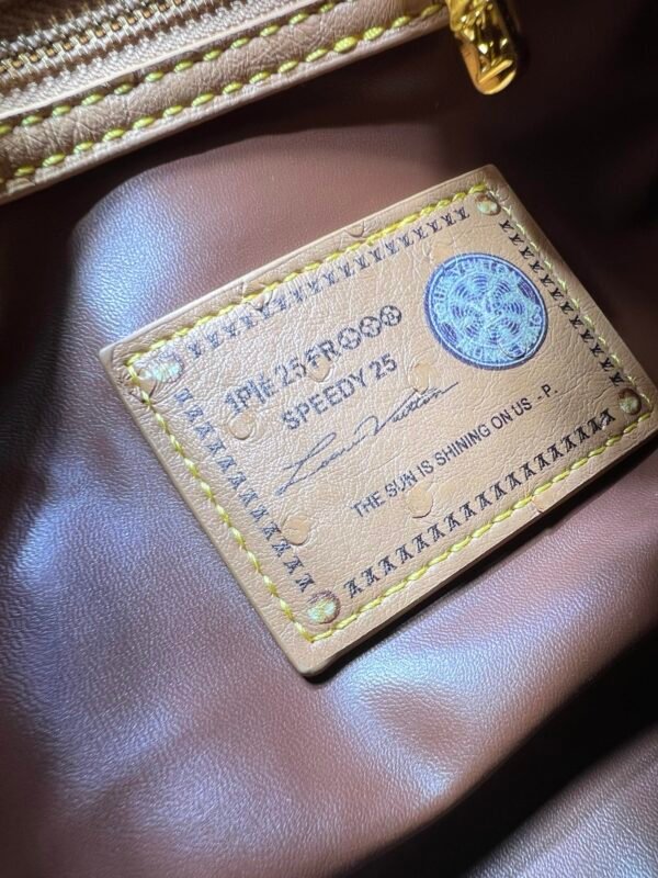 This Speedy Bandoulière 25 Monogram Leather handbag is made of soft ostrich leather, measuring 25 x 15 x 15 centimeters (length x height x width).