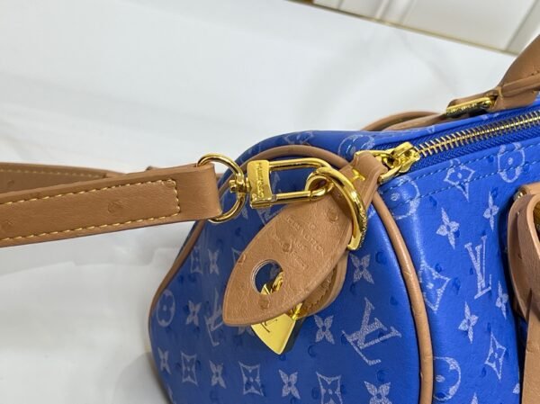 This Speedy Bandoulière 25 Monogram Leather handbag is made of soft ostrich leather, measuring 25 x 15 x 15 centimeters (length x height x width).