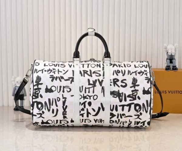 The Keepall Bandoulière 50 travel bag was jointly designed by Japanese designer Nigo and Pharrell Williams. It measures 29 x 23 x 50 centimeters (height x width x length).