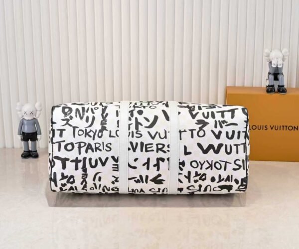 The Keepall Bandoulière 50 travel bag was jointly designed by Japanese designer Nigo and Pharrell Williams. It measures 29 x 23 x 50 centimeters (height x width x length).