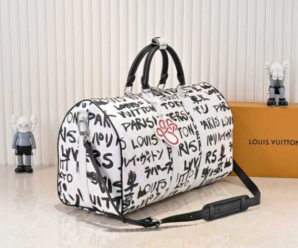The Keepall Bandoulière 50 travel bag was jointly designed by Japanese designer Nigo and Pharrell Williams. It measures 29 x 23 x 50 centimeters (height x width x length).