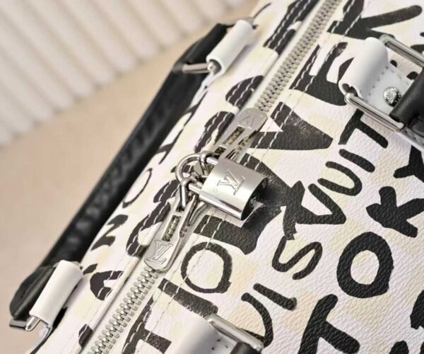 The Keepall Bandoulière 50 travel bag was jointly designed by Japanese designer Nigo and Pharrell Williams. It measures 29 x 23 x 50 centimeters (height x width x length).