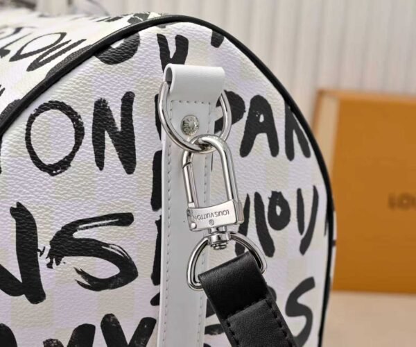 The Keepall Bandoulière 50 travel bag was jointly designed by Japanese designer Nigo and Pharrell Williams. It measures 29 x 23 x 50 centimeters (height x width x length).