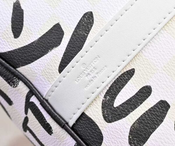 The Keepall Bandoulière 50 travel bag was jointly designed by Japanese designer Nigo and Pharrell Williams. It measures 29 x 23 x 50 centimeters (height x width x length).