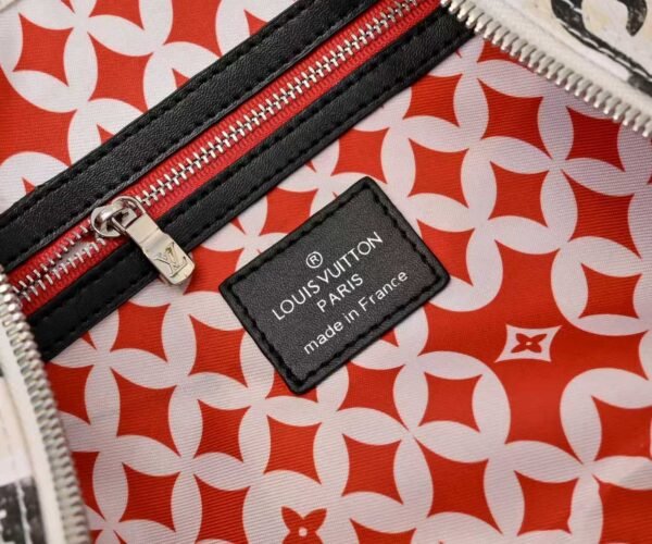 The Keepall Bandoulière 50 travel bag was jointly designed by Japanese designer Nigo and Pharrell Williams. It measures 29 x 23 x 50 centimeters (height x width x length).