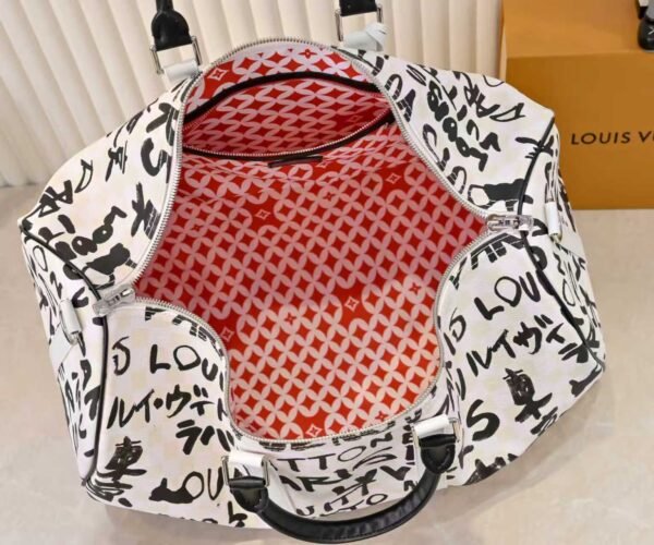 The Keepall Bandoulière 50 travel bag was jointly designed by Japanese designer Nigo and Pharrell Williams. It measures 29 x 23 x 50 centimeters (height x width x length).