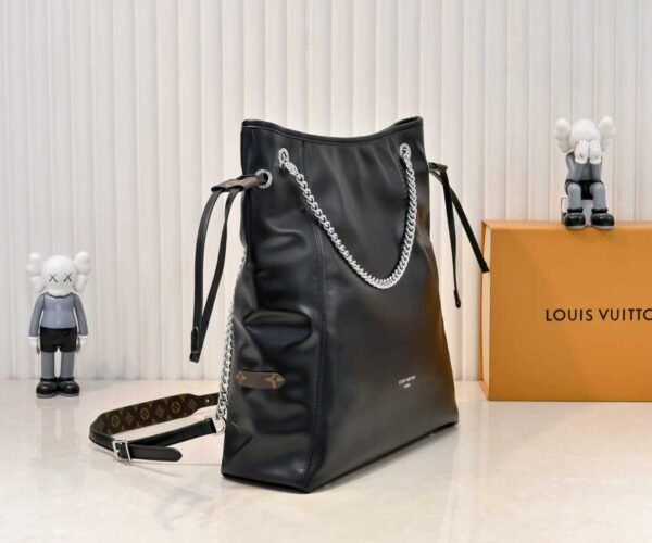 M25545 This model of the LV Vibe series introduces the Off Duty backpack, which is crafted with sheepskin to create a casual style, making it an excellent choice for daily outings. The lustrous jewelry-like chains featuring the LV Circle logo add a touch of elegance, and it can also be easily converted into a single-shoulder bag. Dimensions: 33.0 x 24.0 x 11.5 cm (length x height x width)