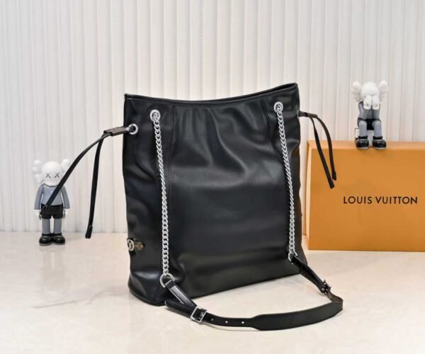 M25545 This model of the LV Vibe series introduces the Off Duty backpack, which is crafted with sheepskin to create a casual style, making it an excellent choice for daily outings. The lustrous jewelry-like chains featuring the LV Circle logo add a touch of elegance, and it can also be easily converted into a single-shoulder bag. Dimensions: 33.0 x 24.0 x 11.5 cm (length x height x width)