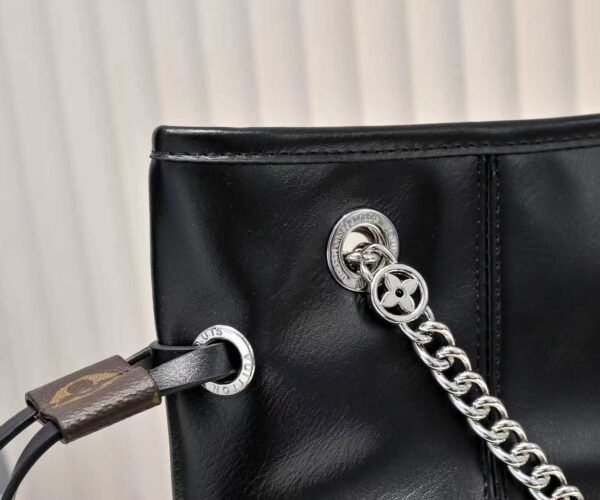 M25545 This model of the LV Vibe series introduces the Off Duty backpack, which is crafted with sheepskin to create a casual style, making it an excellent choice for daily outings. The lustrous jewelry-like chains featuring the LV Circle logo add a touch of elegance, and it can also be easily converted into a single-shoulder bag. Dimensions: 33.0 x 24.0 x 11.5 cm (length x height x width)