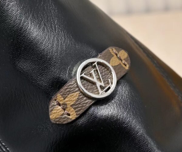 M25545 This model of the LV Vibe series introduces the Off Duty backpack, which is crafted with sheepskin to create a casual style, making it an excellent choice for daily outings. The lustrous jewelry-like chains featuring the LV Circle logo add a touch of elegance, and it can also be easily converted into a single-shoulder bag. Dimensions: 33.0 x 24.0 x 11.5 cm (length x height x width)