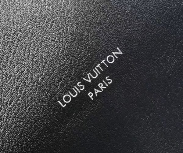 M25545 This model of the LV Vibe series introduces the Off Duty backpack, which is crafted with sheepskin to create a casual style, making it an excellent choice for daily outings. The lustrous jewelry-like chains featuring the LV Circle logo add a touch of elegance, and it can also be easily converted into a single-shoulder bag. Dimensions: 33.0 x 24.0 x 11.5 cm (length x height x width)