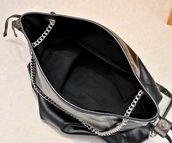 M25545 This model of the LV Vibe series introduces the Off Duty backpack, which is crafted with sheepskin to create a casual style, making it an excellent choice for daily outings. The lustrous jewelry-like chains featuring the LV Circle logo add a touch of elegance, and it can also be easily converted into a single-shoulder bag. Dimensions: 33.0 x 24.0 x 11.5 cm (length x height x width)