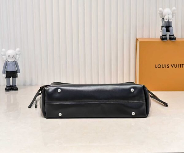 M25545 This model of the LV Vibe series introduces the Off Duty backpack, which is crafted with sheepskin to create a casual style, making it an excellent choice for daily outings. The lustrous jewelry-like chains featuring the LV Circle logo add a touch of elegance, and it can also be easily converted into a single-shoulder bag. Dimensions: 33.0 x 24.0 x 11.5 cm (length x height x width)