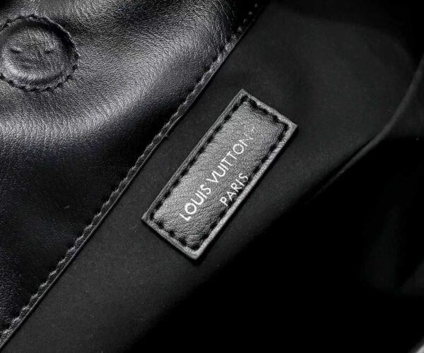 M25545 This model of the LV Vibe series introduces the Off Duty backpack, which is crafted with sheepskin to create a casual style, making it an excellent choice for daily outings. The lustrous jewelry-like chains featuring the LV Circle logo add a touch of elegance, and it can also be easily converted into a single-shoulder bag. Dimensions: 33.0 x 24.0 x 11.5 cm (length x height x width)