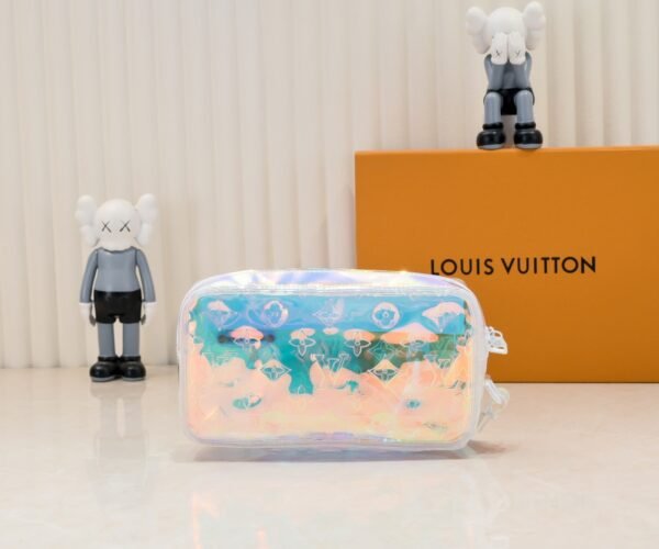 M44458 Transparent and Shimmering! Monogram New Transparent Handbag. Durable Monogram Printed PVC with Shimmering Effect, Timeless and Enduring. Dimensions: 22*15*5.