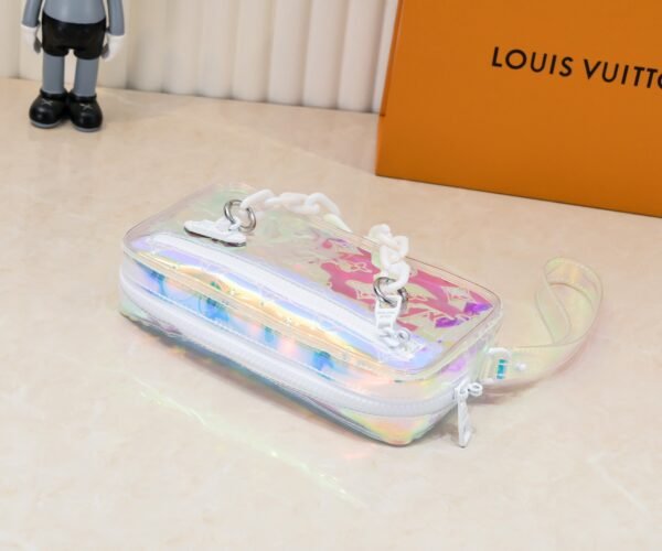 M44458 Transparent and Shimmering! Monogram New Transparent Handbag. Durable Monogram Printed PVC with Shimmering Effect, Timeless and Enduring. Dimensions: 22*15*5.