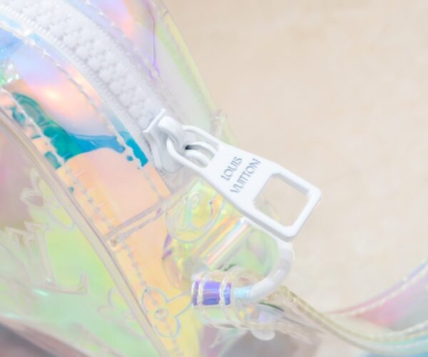 M44458 Transparent and Shimmering! Monogram New Transparent Handbag. Durable Monogram Printed PVC with Shimmering Effect, Timeless and Enduring. Dimensions: 22*15*5.