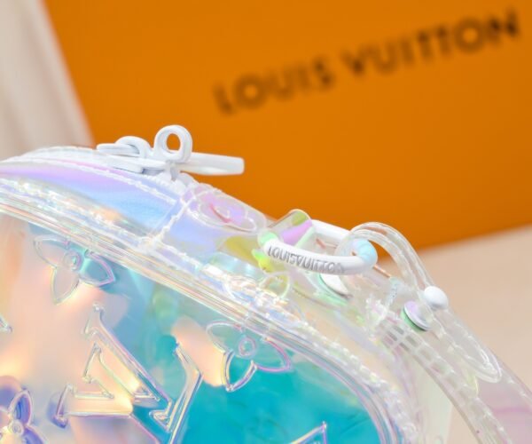 M44458 Transparent and Shimmering! Monogram New Transparent Handbag. Durable Monogram Printed PVC with Shimmering Effect, Timeless and Enduring. Dimensions: 22*15*5.