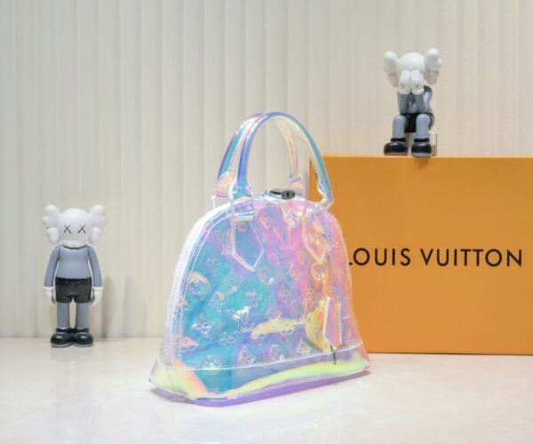 Lv's latest transparent and vibrant M53152 ALMA BB series perfectly showcases the youthful vitality of the individual and the Louis Vuitton style: 25x19x12