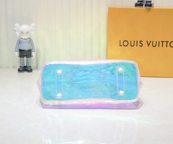 Lv's latest transparent and vibrant M53152 ALMA BB series perfectly showcases the youthful vitality of the individual and the Louis Vuitton style: 25x19x12