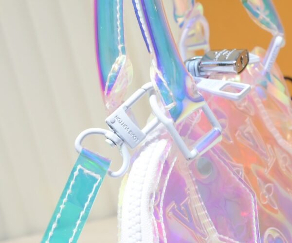 Lv's latest transparent and vibrant M53152 ALMA BB series perfectly showcases the youthful vitality of the individual and the Louis Vuitton style: 25x19x12