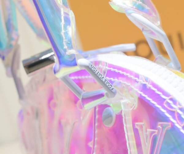 Lv's latest transparent and vibrant M53152 ALMA BB series perfectly showcases the youthful vitality of the individual and the Louis Vuitton style: 25x19x12