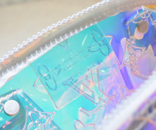 Lv's latest transparent and vibrant M53152 ALMA BB series perfectly showcases the youthful vitality of the individual and the Louis Vuitton style: 25x19x12