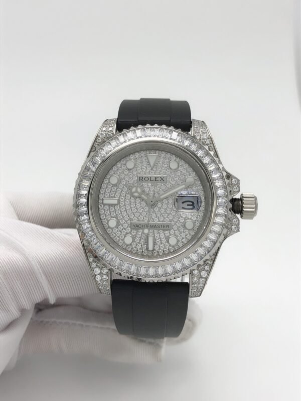 Rolex YM yacht model with full-set diamonds on the case and star-shaped patterns on the bezel, with a diameter of 40mm.