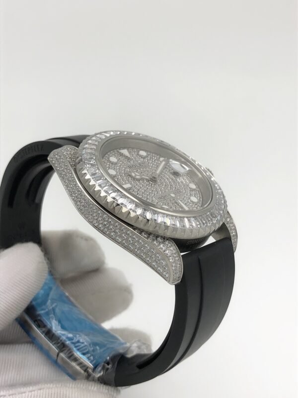Rolex YM yacht model with full-set diamonds on the case and star-shaped patterns on the bezel, with a diameter of 40mm.
