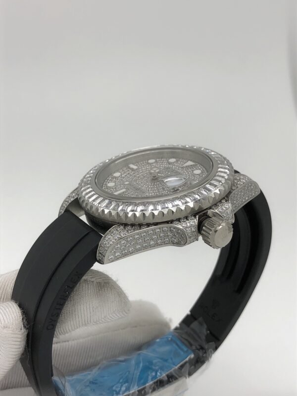 Rolex YM yacht model with full-set diamonds on the case and star-shaped patterns on the bezel, with a diameter of 40mm.