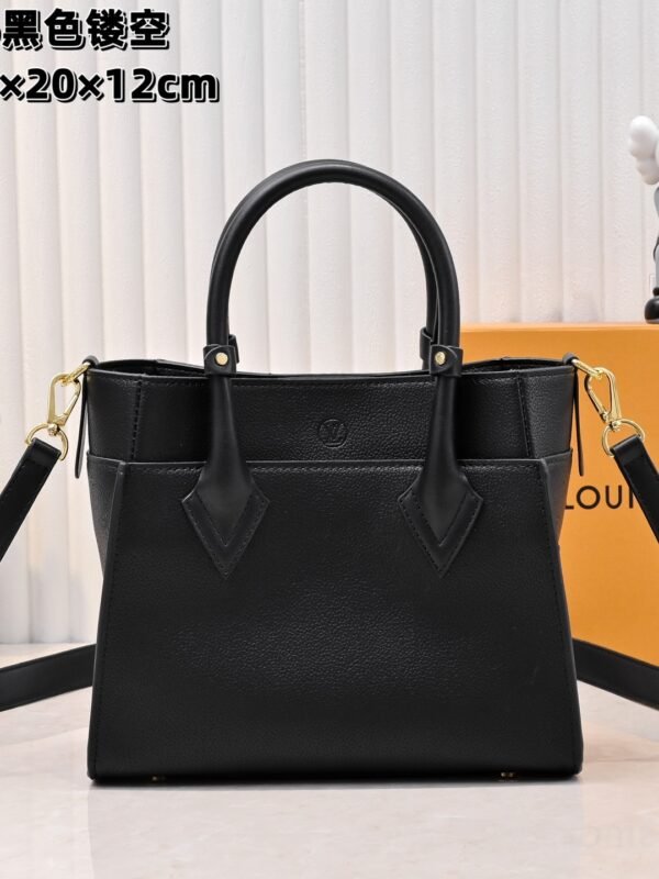 M21546 black perforated 53824 53826 This model "On My Side" small handbag is made of cowhide leather. Dimensions: 25.0 x 20.0 x 12.0 cm (length x height x width)