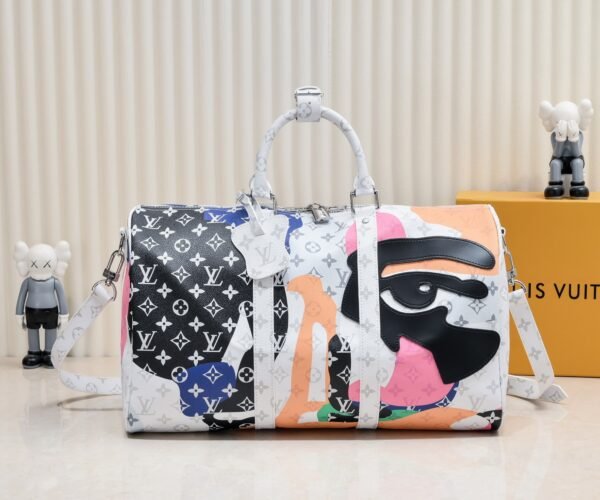 This Keepall Bandoulière 45 travel bag combines Monogram coated canvas and cowhide leather, injecting trendy style into the LV Portrait collection. Dimensions: 45x27x20 cm (length x height x width)