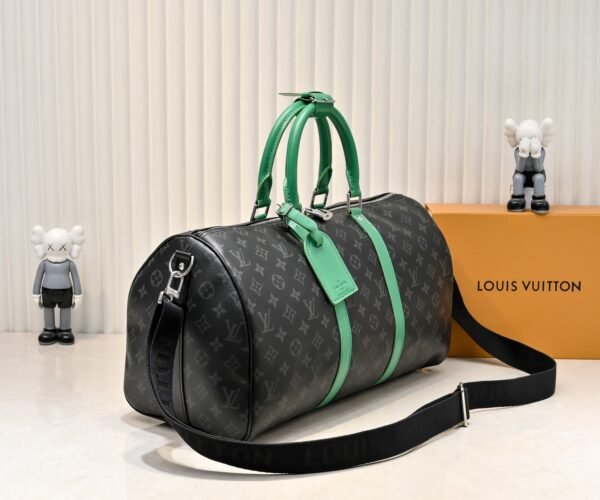 This M26434 M41416 Keepall Bandouliere 45 travel bag is made of Monogram Eclipse canvas. Dimensions: 45 x 27 x 20 cm.