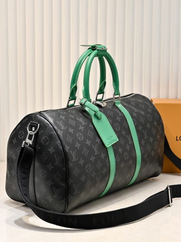 This M26434 M41416 Keepall Bandouliere 45 travel bag is made of Monogram Eclipse canvas. Dimensions: 45 x 27 x 20 cm.