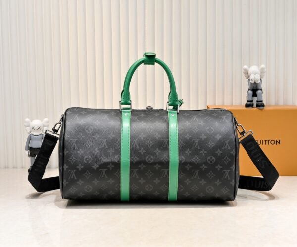 This M26434 M41416 Keepall Bandouliere 45 travel bag is made of Monogram Eclipse canvas. Dimensions: 45 x 27 x 20 cm.