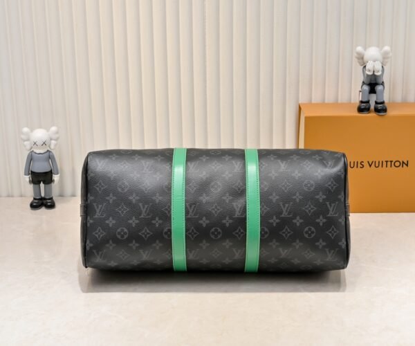 This M26434 M41416 Keepall Bandouliere 45 travel bag is made of Monogram Eclipse canvas. Dimensions: 45 x 27 x 20 cm.